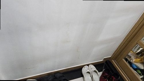 광주 누수탐지 수도계량기 별침과 실내 누수 흔적을 확인하는 모습