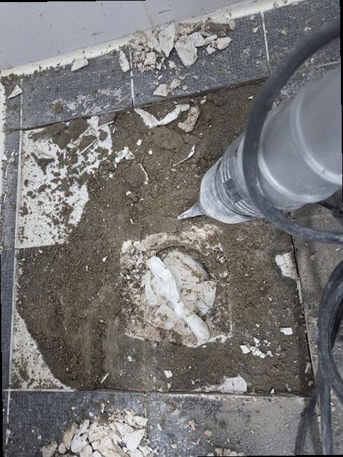 평택 누수탐지 누수 위치를 확인하기 위해 압력 검사와 청음 탐지를 진행하는 모습