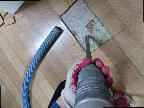 평택 누수탐지 벽면 물자국과 수분 측정기를 확인하는 누수 점검 현장