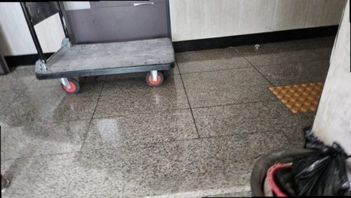 서울 강서구 누수탐지 천장과 벽지에 번진 누수 흔적을 확인하는 모습