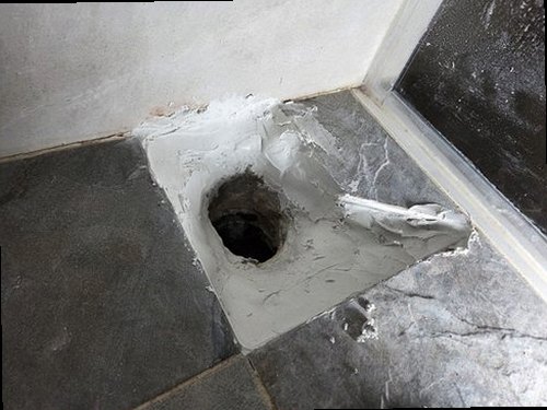 영통구 누수탐지 베란다 천장 얼룩과 벗겨진 페인트를 확인하는 현장