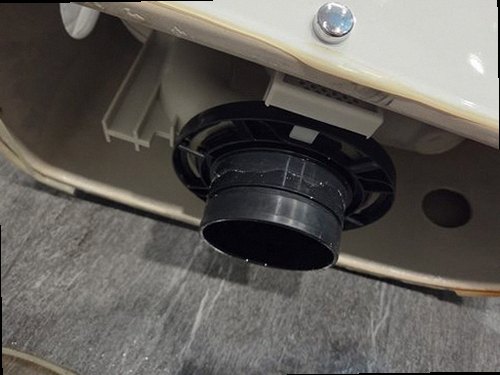 영통구 누수탐지 싱크대 하부장 내부의 물자국과 배관 연결부 점검 모습