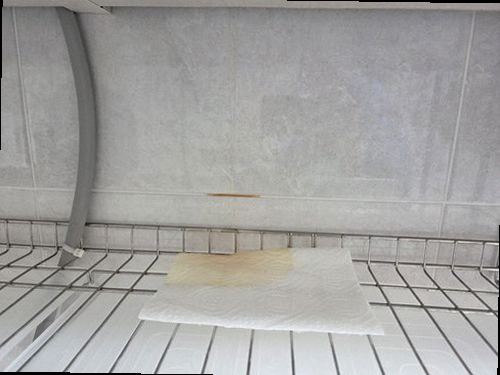 처인구 누수탐지 창틀 코킹과 베란다 접합부를 점검하는 모습