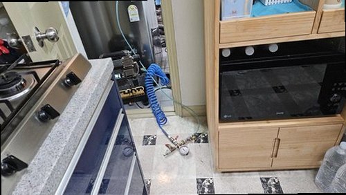 청주시 청원구 누수탐지 싱크대 하부장 내부의 물자국과 배관 연결부 점검 모습