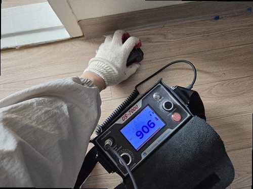 대전 중구 누수탐지 아래층 천장 얼룩과 배관 누수 위치를 확인하는 모습