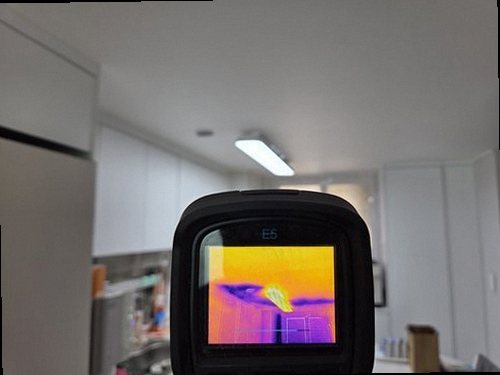강남구 누수탐지 수도계량기와 누수 피해 부위를 확인하는 모습
