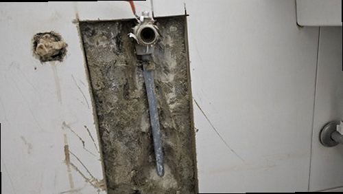 부산 북구 누수탐지 수도계량기 별침과 밸브를 확인하는 점검 모습