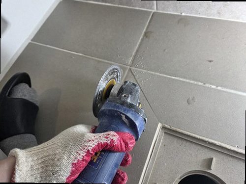 중원구 누수탐지 천장 누수 흔적과 수분 측정기를 확인하는 현장