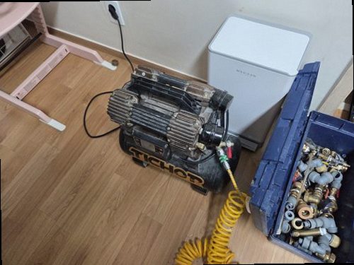 동두천 누수탐지 수도계량기 별침과 실내 누수 흔적을 확인하는 모습