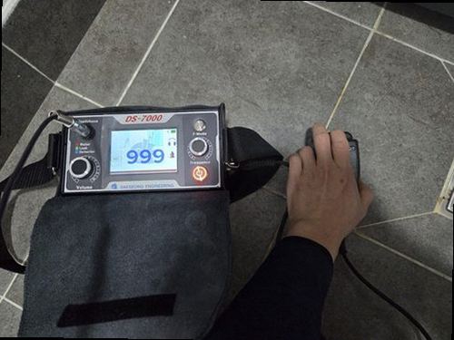 연천 누수탐지 수도계량기 별침과 벽면 누수 흔적을 확인하는 모습