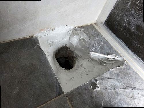 수지구 누수탐지 베란다 천장과 벽면 누수 흔적을 확인하는 모습