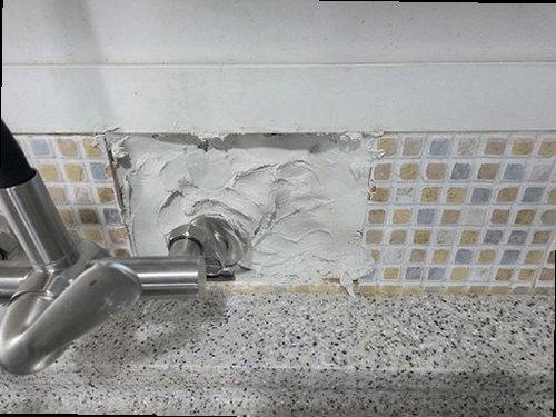 일산서구 누수탐지 천장 물자국과 곰팡이 발생 위치를 확인하는 모습