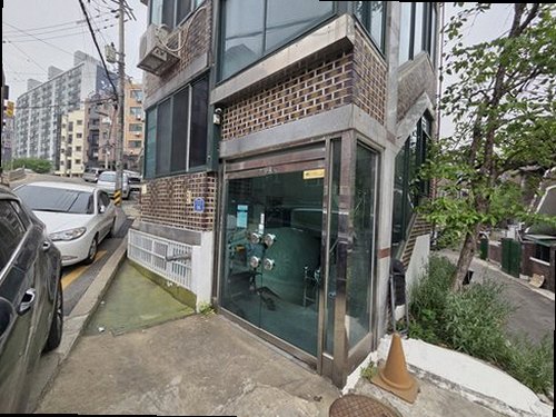 일산서구 누수탐지 천장과 벽지의 누수 흔적을 확인하는 모습