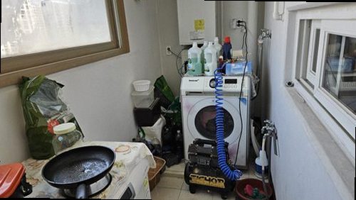 덕양구 누수탐지 수도계량기 별침과 잠금 밸브를 확인하는 모습