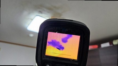 덕양구 누수탐지 거실 천장에 번진 누수 얼룩과 주변 보양 상태