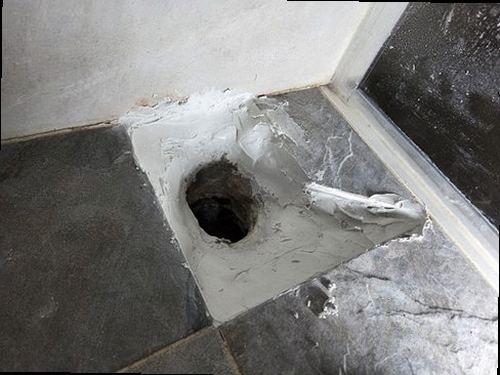 광진구 누수탐지 베란다 벽면의 누수 흔적과 물자국을 확인하는 모습