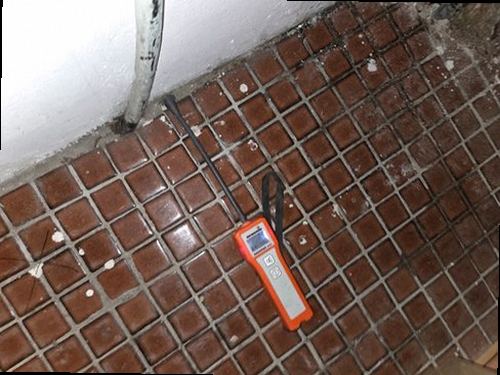 광진구 누수탐지 공압 게이지와 가스탐지기를 사용해 배관을 점검하는 모습