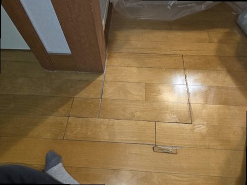 대덕구 누수탐지 욕실 벽면과 천장에 나타난 누수 흔적을 확인하는 모습