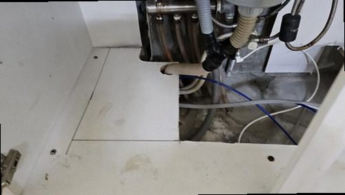 연제구 누수탐지 누수 보수 후 건조된 싱크대 벽면과 정돈된 하부장