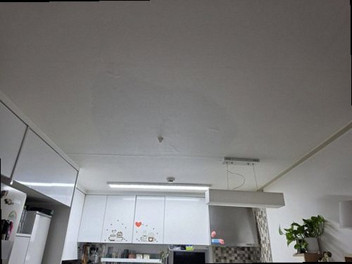 청주시 흥덕구 누수탐지 누수 흔적이 나타난 욕실 바닥과 아래층 천장 상태