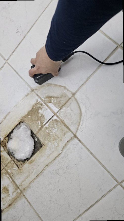 청주시 흥덕구 누수탐지 욕실 바닥 배수구와 타일 줄눈을 확인하는 점검 장면