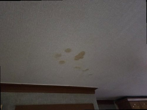 청주시 흥덕구 누수탐지 아래층 베란다 천장에 나타난 누수 흔적과 백화 현상