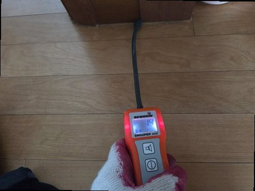 구리 누수탐지 욕실 천장에 번진 누수 흔적과 벽체 접합부를 확인하는 모습