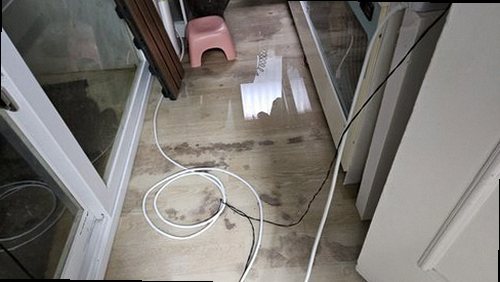 구리 누수탐지 베란다 벽면과 천장 누수 흔적을 확인하는 모습