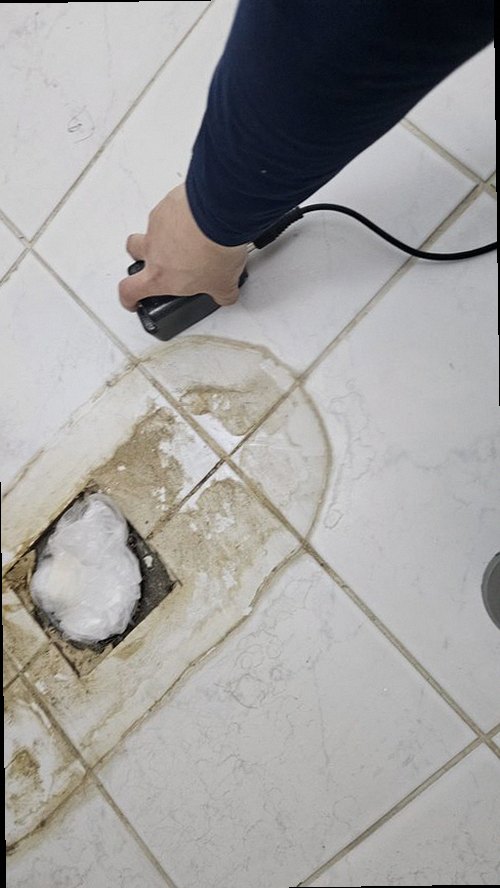 의왕 누수탐지 천장 누수 흔적과 벽면 수분 상태를 확인하는 모습