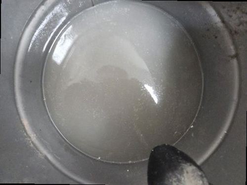 옹진군 누수탐지 누수 보수 후 벽체 수분 상태를 다시 측정하는 모습