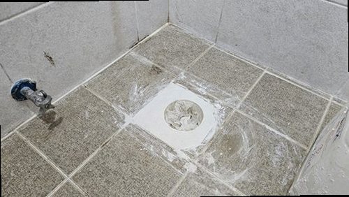 원미구 누수탐지 욕실 바닥과 아래층 천장에 나타난 누수 흔적