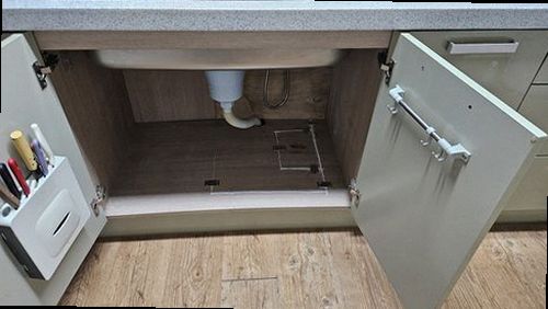 부평구 누수탐지 압력 게이지와 청음 장비로 배관 상태를 점검하는 모습