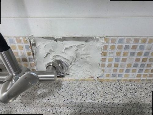 서울 중구 누수탐지 싱크대 하부장과 벽면의 누수 흔적을 비교 점검하는 모습