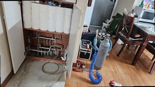 동대문구 누수탐지 주방 싱크대 하부와 수도계량기 상태를 확인하는 현장