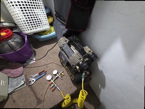 관악구 누수탐지 안방 천장 누수 흔적과 수분 상태를 확인하는 모습