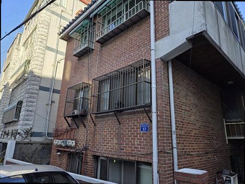 오정구 누수탐지 베란다 벽면과 천장에 나타난 누수 흔적을 확인하는 모습