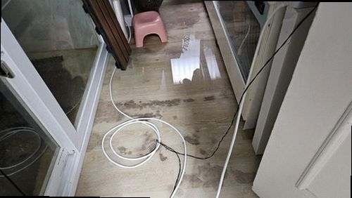 유성구 누수탐지 베란다 천장 얼룩과 창틀 주변의 누수 흔적을 확인하는 모습