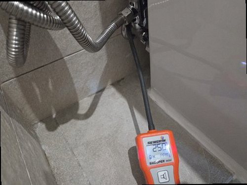 만세구 누수탐지 수도계량기 별침과 공압 측정 장비를 확인하는 누수 점검 현장