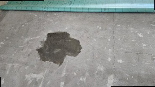 만세구 누수탐지 천장에 번진 누수 흔적과 물자국을 확인하는 모습