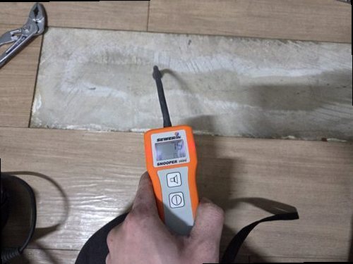 천안시 동남구 누수탐지 수도계량기 별침을 확인하는 모습