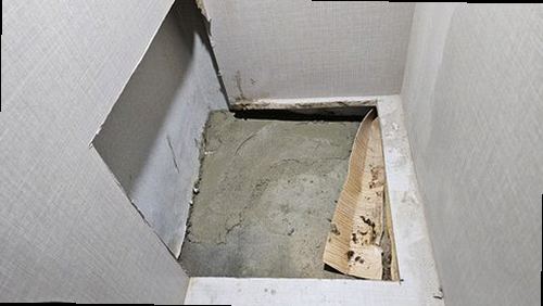 파주 누수탐지 벽지와 천장에 번진 누수 흔적을 확인하는 모습