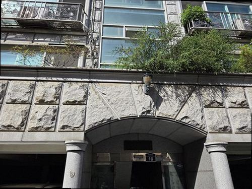 파주 누수탐지 수도계량기 별침과 주변 배관을 확인하는 모습
