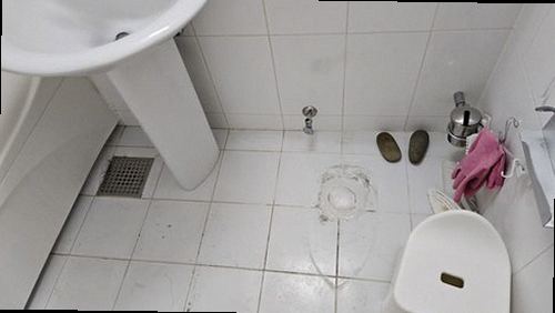 파주 누수탐지 수도계량기 별침과 잠금 밸브를 확인하는 모습
