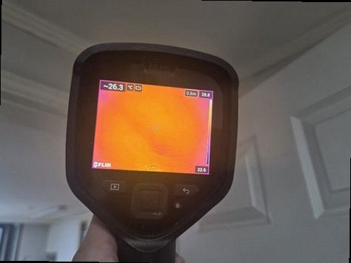 계양구 누수탐지 천장 얼룩과 수도계량기 별침을 비교하는 누수 점검 장면