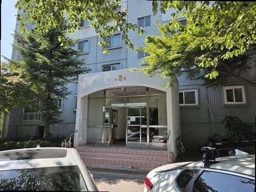 사하구 누수탐지 욕실 바닥과 천장 누수 흔적을 비교하는 모습